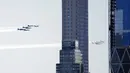 Skuadron jet tempur Blue Angels dari Angkatan Laut dan Thunderbirds dari Angkatan Udara Amerika Serikat bermanuver di langit Kota New York, Selasa (28/4/2020). Aksi tersebut sebagai bentuk penghormatan untuk petugas medis yang tengah berjuang melawan virus corona COVID-19. (AP Photo/Seth Wenig)