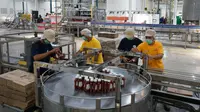 Karyawan melakukan packing di sela acara pengembangan dan modernisasi pabrik PT Heinz ABC Indonesia di Karawang, Jawa Barat (28/11/2022) (Liputan6.com)