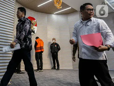 Wakil Ketua Komisi Pemberantasan Korupsi (KPK), Johanis Tanak (kiri) usai memberikan keterangan terkait penahanan Bupati Sidoarjo Ahmad Muhdlor Ali di Gedung Merah Putih KPK, Jakarta, Selasa (7/5/2024). (Liputan6.com/Angga Yuniar)