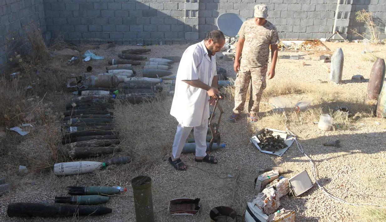 Anggota militer Libya mengumpulkan bahan peledak milik militan ISIS yang ditemukan di Sirte (5/9). Setelah berhasil menaklukkan salah satu markas ISIS, Militer Libya menemukan bom rakitan dan senjata peledak lainnya yang masih aktif. (REUTERS/Hani Amara)