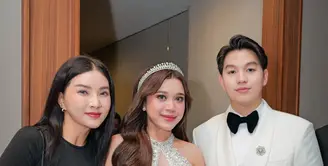 Sarwendah memilih tampil simpel namun tetap berkelas dengan outfit serba hitam. Siluetnya yang clean dan minim detail memberikan kesan modern. [@sarwendah29].