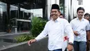 Bupati Purwakarta Dedi Mulyadi (depan) meninggalkan Gedung KPK di Jakarta, Selasa (7/11). Dedi mengaku, kedatangannya untuk menemui Deputi Pencegahan KPK Pahala Nainggolan guna membahas tindakan pencegahan korupsi. (Liputan6.com/Helmi Fithriansyah)