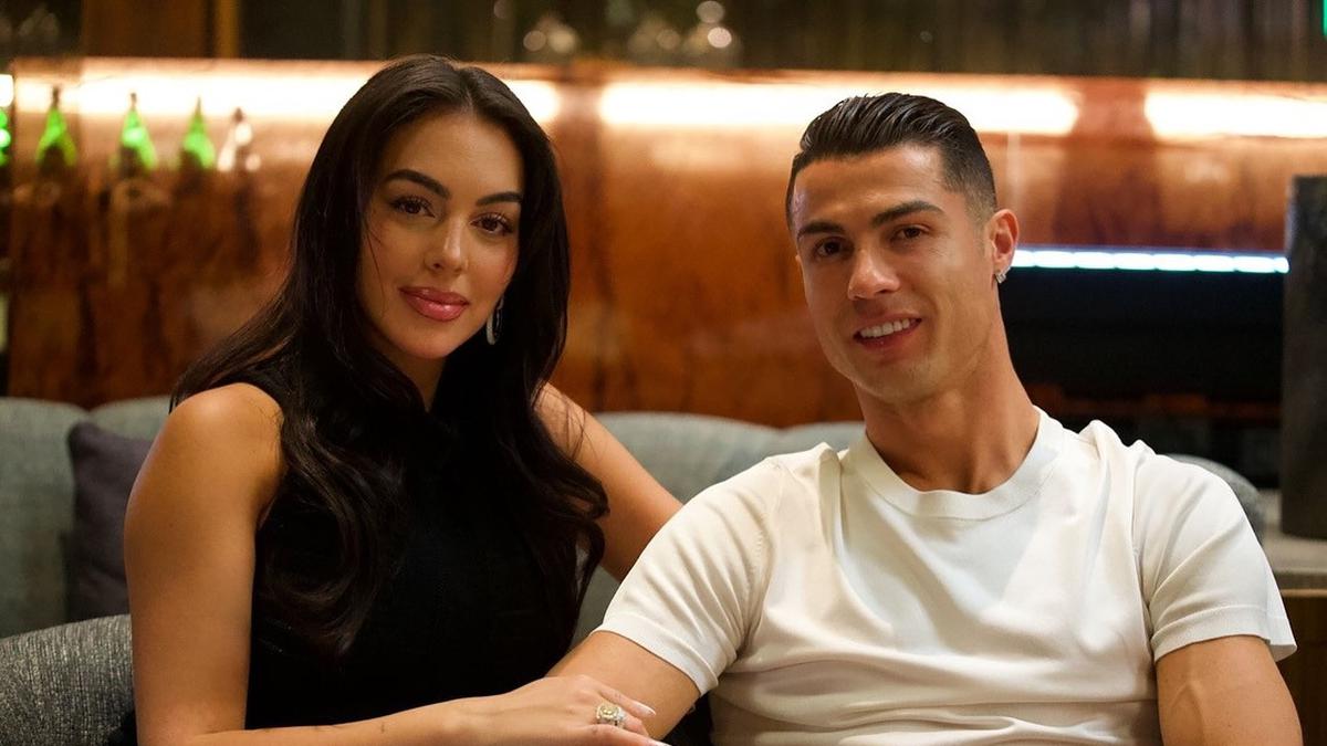 Cristiano Ronaldo Tunangan dengan Georgina Rodriguez, Cincin Berlian Super Besar Jadi Bukti