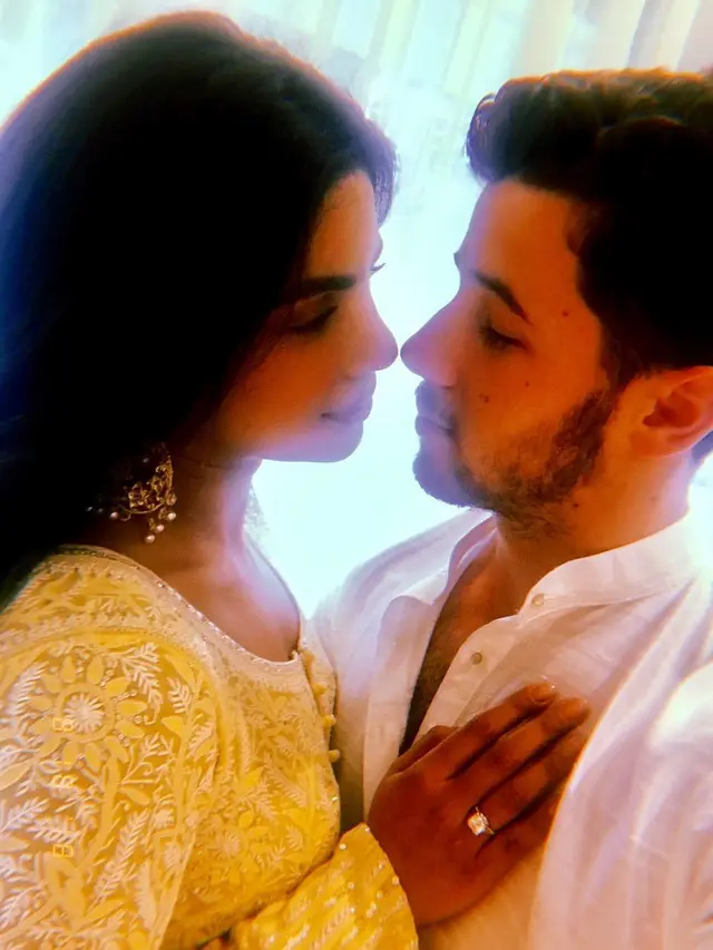 [Bintang] Nick Jonas - Priyanka Chopra