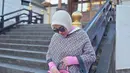 Tak ketinggalan, Syahrini kenakan kacamata hitam dan jinjing salah satu koleksi tas Hermes kesayangan. [@princessyahrini]