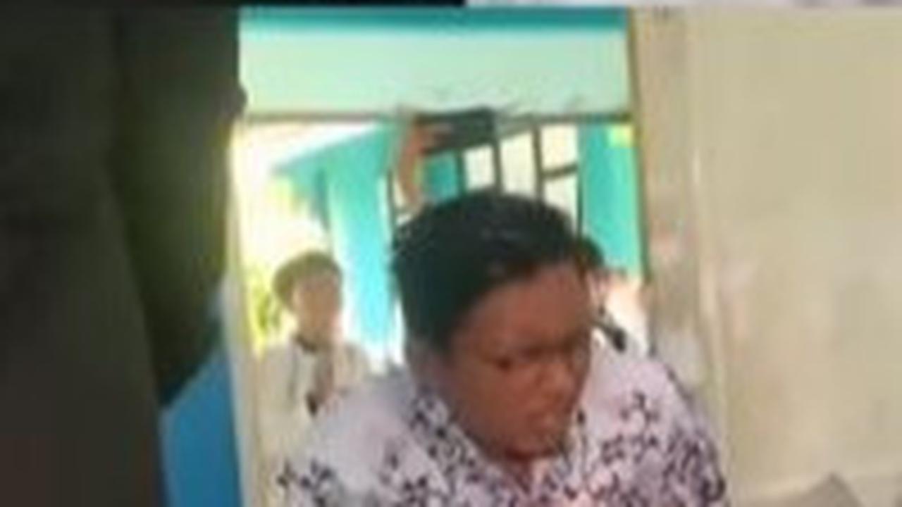 Kumpulan Siswi Ini Beri Kejutan Ultah ke Guru, Bukan Bahagia Sang Guru Justru Langsung 'Jatuh Sakit