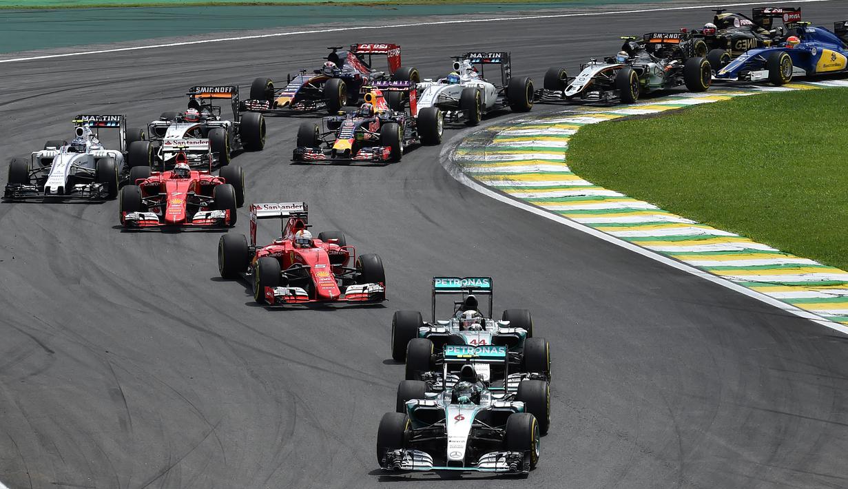 Suasana balapan dalam F1 GP Brasil di Sirkuit Interlagos, Sao Paulo, Brasil, Senin (16/11/2015) dini hari WIB. (AFP Photo/Nelson Almeida)