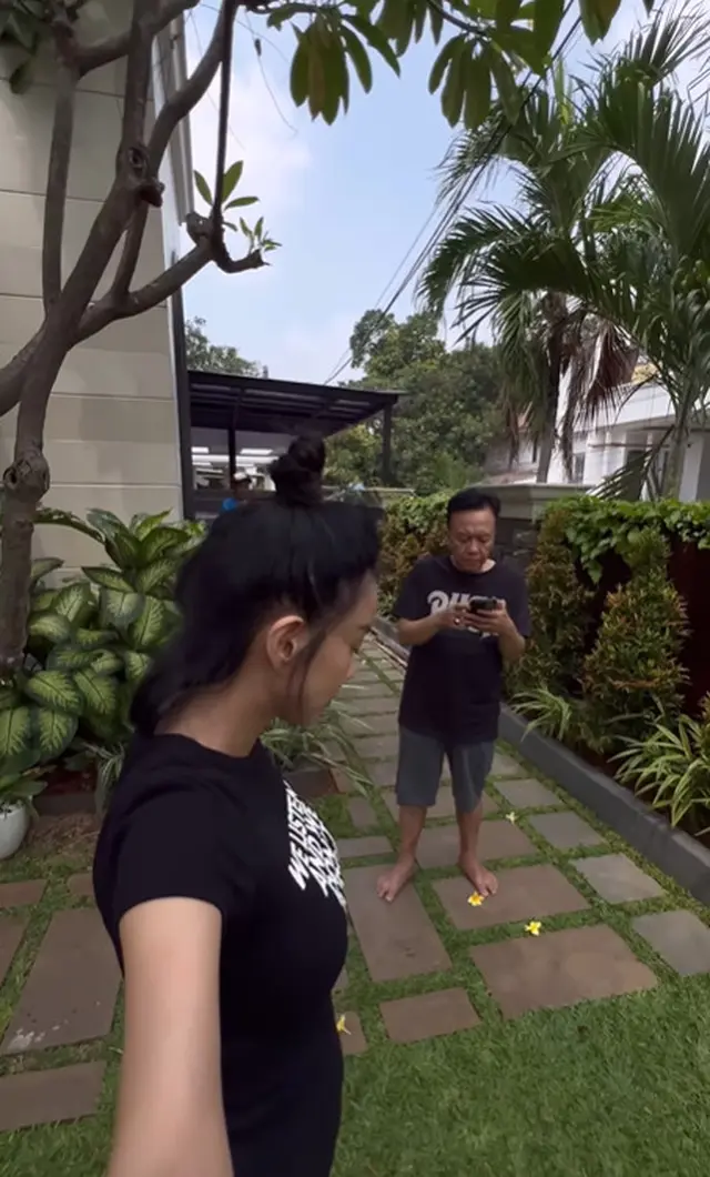 6 Potret sudut taman mini rumah Ari Lasso yang asri, jadi tempat santai favorit bareng kekasih