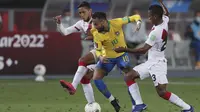 Striker Brasil, Neymar, berebut bola dengan gelandang Peru,  Christofer Gonzales, pada laga lanjutan kualifikasi Piala Dunia 2022 zona Amerika Selatan, di Estadio Nacional de Lima, Rabu (14/10/2020) pagi WIB. Brasil menang 4-2 atas Peru. (AFP/Sebastian Castaneda/pool)