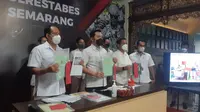 Kasatreskrim Polrestabes Semarang, AKBP Donny saat menunjukan barang bukti hasil kejahatan dan berkas TPPU yang merugikan Keuangan Kas Daerah Kota Semarang sebesar Rp. 21 miliar.