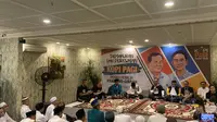 Politikus Golkar Agus Gumiwang Kartasasmita bersama pengamat politik Hasan Nasbi meresmikan kelompok Posko Pemilh Prabowo-Gibran (Kopi Pagi) saat meresmikan Rumah Kopi Pagi. (Liputan6.com/M Radityo Priyasmoro)