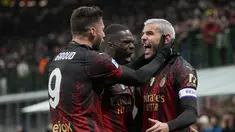 Bek AC Milan Theo Hernandez berselebrasi dengan rekan setimnya setelah mencetak gol ke gawang Atalanta  pada lanjutan Liga Italia Serie A musim 2022/2023, Senin (27/2/2023) dini hari WIB. AC Milan meraih empat kemenangan beruntun dengan menghajar tamunya Atalanta 2-0. (AP Photo/Antonio Calanni)