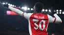 Arsenal berhasil menambah keunggulan empat menit setelah turun minum. Lagi-lagi, Nketiah berhasil mencetak gol keduanya usai memanfaatkan asis dari Nuno Tavares. The Gunners unggul 3-1. (AFP/Glyn Kirk)