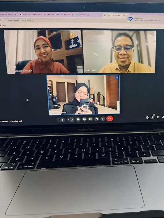 Lesti tampak tersenyum bahagia kala sidang proposalnya selesai dan disetujui oleh dosen. Untuk selanjutnya, pedangdut alumni D'Academy itu harus segera menyelesaikan skripsinya agar cepat wisuda. Dalam sidang proposal ini, Lesti tampil rapi dengan stelan blazer berwarna hitam. (Liputan6.com/IG/@lestikejora)