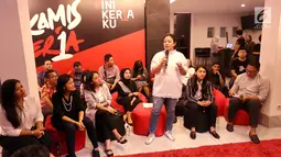 Menko PMK Puan Maharani berbagi cerita pada talk show bertema "Human Development Empowering Women in Today's Society” di Kerja @86 Hub, Jakarta, Kamis (21/2). Talkshow dihadiri pembicara perempuan dan generasi milenial. (Liputan6.com/Fery Pradolo)