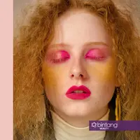 Permainan warna soft dan shocking pink memberi twist pada tersendiri tren makeup season ini. 