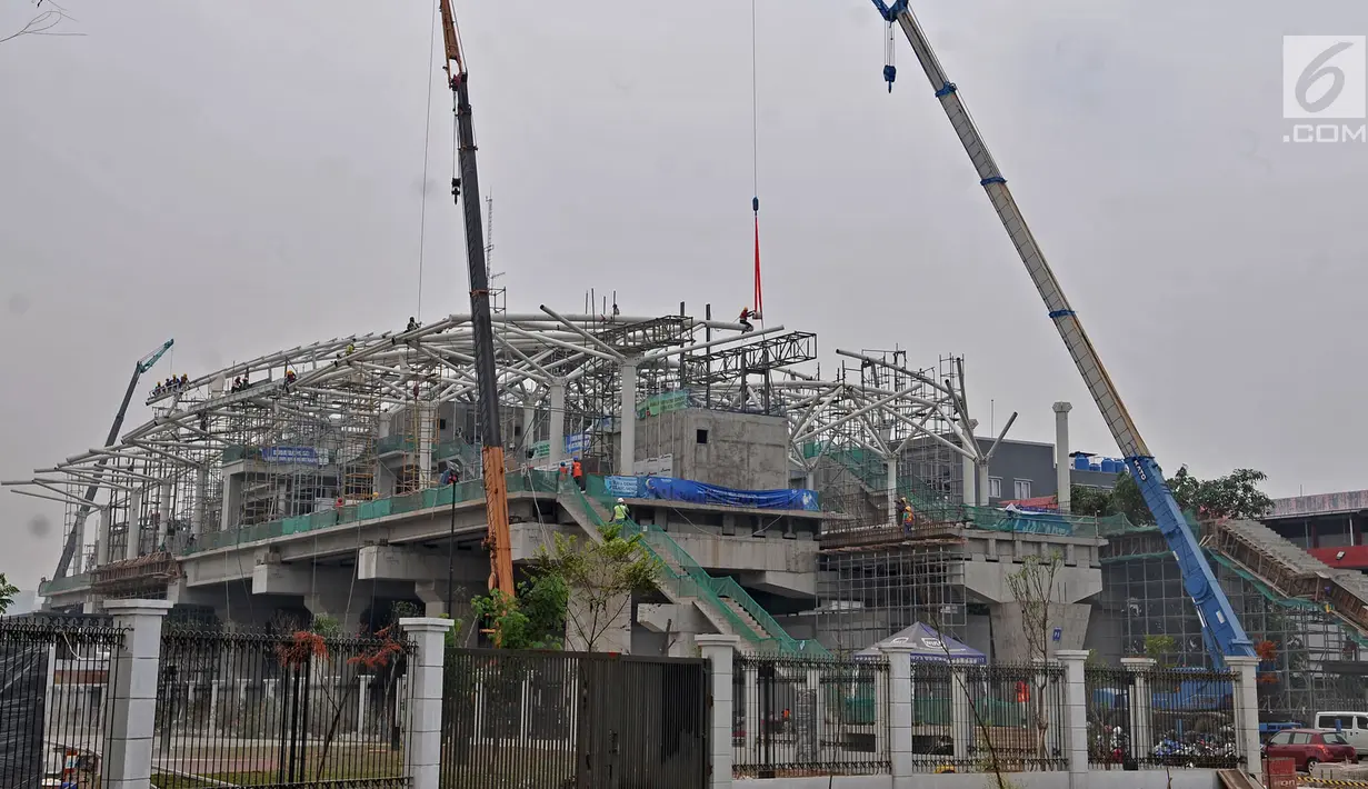 Suasana pembangunan stasiun Light Rail Transit (LRT) rute Kelapa Gading-Velodrome, Jakarta, Rabu (4/7). Progres proyek lintasan LRT sepanjang 5,8 kilometer tersebut kini telah mencapai 77 persen. (Merdeka.com/Iqbal S. Nugroho)