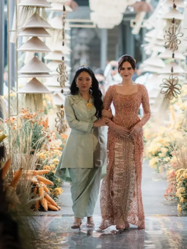 Syifa Hadju elegan pakai kebaya panjang saat dilamar El Rumi. [@syifahadju]