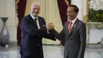 Presiden RI, Joko Widodo menyambut kedatangan Presiden FIFA Gianni Infantino di Istana Merdeka, Jakarta, Selasa (18/10) siang WIB. (AP/Achmad Ibrahim)