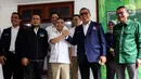 Ketua Harian DPP Partai Gerindra Sufmi Dasco Ahmad (tengah) berjabat tangan dengan Wakil Ketua Umum Partai Nasdem Ahmad Ali usai melakukan pertemuan di Sekretariat Bersama Gerindra-PKB, Jakarta, Kamis (26/1/2023). Pertemuan petinggi Gerindra-PKB-Nasdem tersebut untuk bersilahturahmi antarpartai politik jelang Pemilu 2024 sekaligus membahas koalisi perubahan Indonesia Raya yang diharapkan memberi dampak positif agar persatuan dapat terjaga. (Liputan6.com/Johan Tallo)