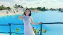 Keindahan Danau Biru semakin mempercantik penampilan Natasha Wilona. Di salah satu foto, ia berdiri di tepi danau dengan latar belakang air biru yang berkilauan di bawah sinar matahari. Dengan senyum manis yang selalu menjadi ciri khasnya, Natasha terlihat begitu bahagia dan menikmati setiap detik liburannya. Nuansa putih dari dress yang dikenakannya berpadu sempurna dengan warna-warna alam sekitar, menciptakan harmoni visual yang menenangkan. (Liputan6.com/IG/@natashawilona12)