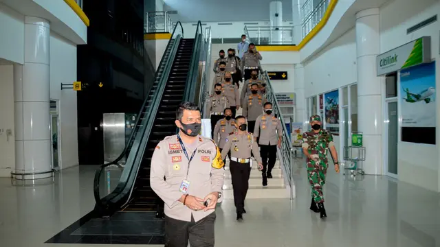 Kapolsek Bandara IPDA Ismet Ishak saat memantau penegakan Protokol Kesehatan di Bandara Djalaludin Gorontalo (Arfandi Ibrahim/Liputan6.com)