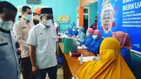 Gubernur Sulbar Ali Baal Masdar saat memantau gerakan Sulbar Cepat Vaksi di POlman (LIputan6.com/HUmas Pemprov Sulbar)