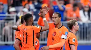 Pemain Belanda, Cody Gakpo, merayakan gol bersama Virgil van Dijk setelah mencetak gol ketiga timnya dalam pertandingan Grup F Piala Dunia 2026 melawan Swedia di Houston, Minggu (21/6/2026). (AP Photo/Ashley Landis)