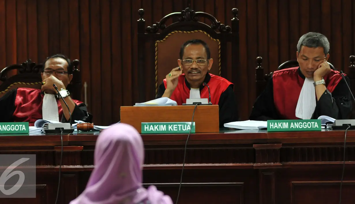 Ketua Majelis Hakim Aswijon memberikan pertanyaan ke saksi kasus dugaan korupsi penyelengaraan ibadah haji dan penyelewengan Dana Operasional Menteri (DOM) Suryadharma Ali di Pengadilan Tipikor, Jakarta, Rabu (30/09/2015). (Liputan6.com/Andrian M Tunay)