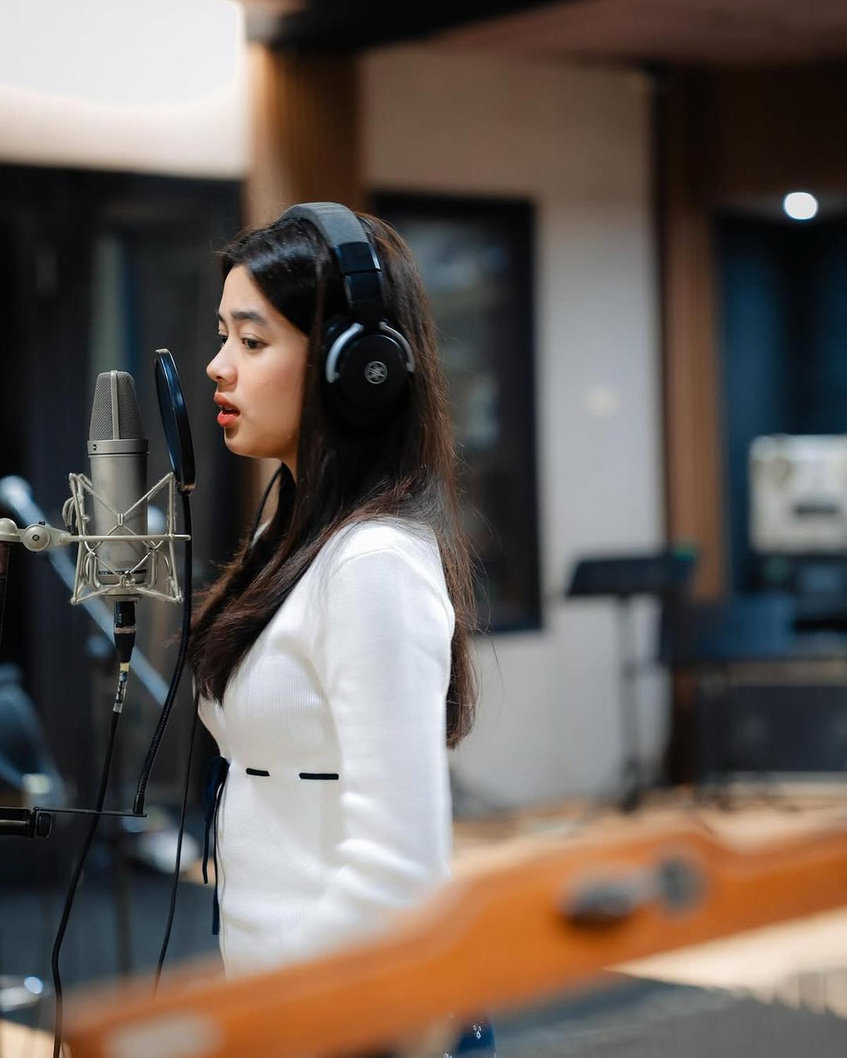 4 Potret Aqeela Calista Saat Rekaman Lagu, Isyaratkan Akan Rilis Single Baru dalam Waktu Dekat?