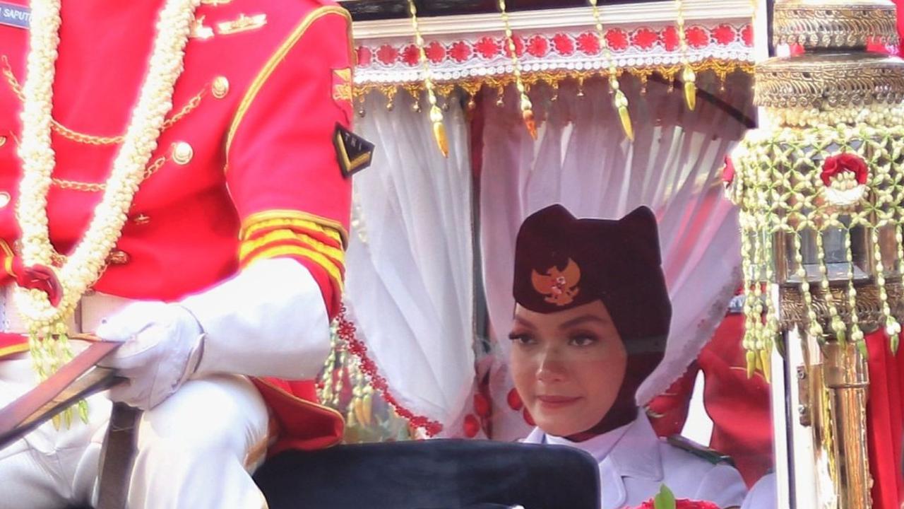 Momen kirab Budaya Bendera Pusaka ini dikawal oleh barisan pasukan dengan mengenakan pakaian adat dari seluruh Indonesia.