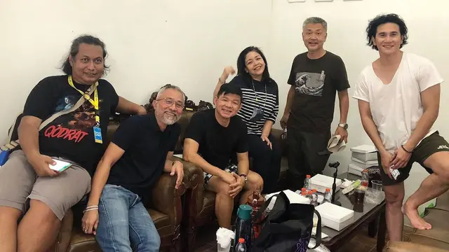 Sulung Landung bersama sejumlah artis yang dimanajerinya