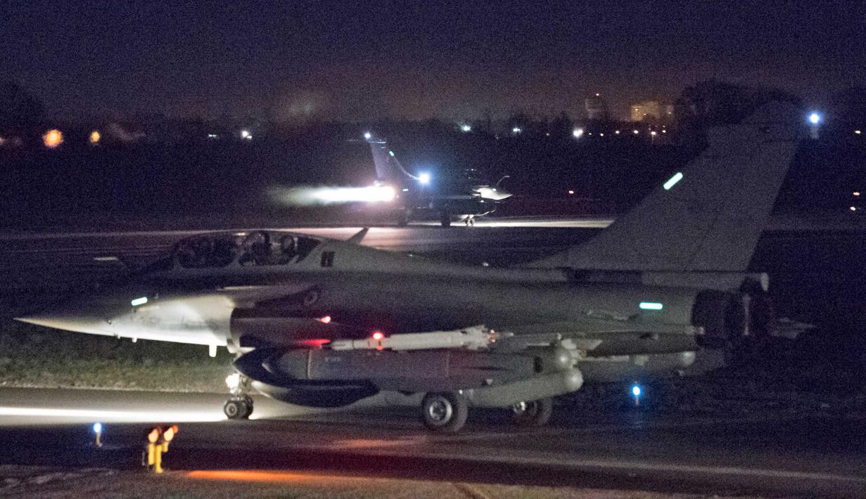 Jet tempur jenis Dassault Rafale milik Prancis bersiap untuk lepas landas di Pangkalan Udara Saint-Dizier, Jumat (13/4). Jet tempur itu berangkat ke Suriah membantu Amerika Serikat untuk melakukan penyerangan ke Damaskus. (ECPAD / AFP)