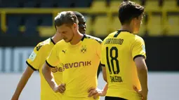 Bek Borussia Dortmund, Lukasz Piszczek, tampak kecewa usai ditaklukkan Hoffenheim pada laga Bundesliga di Stadion Signal-Iduna-Park, Sabtu (27/6/2020). Dortmund takluk 4-0 dari Hoffenheim. (AFP/Ina Fassbender)