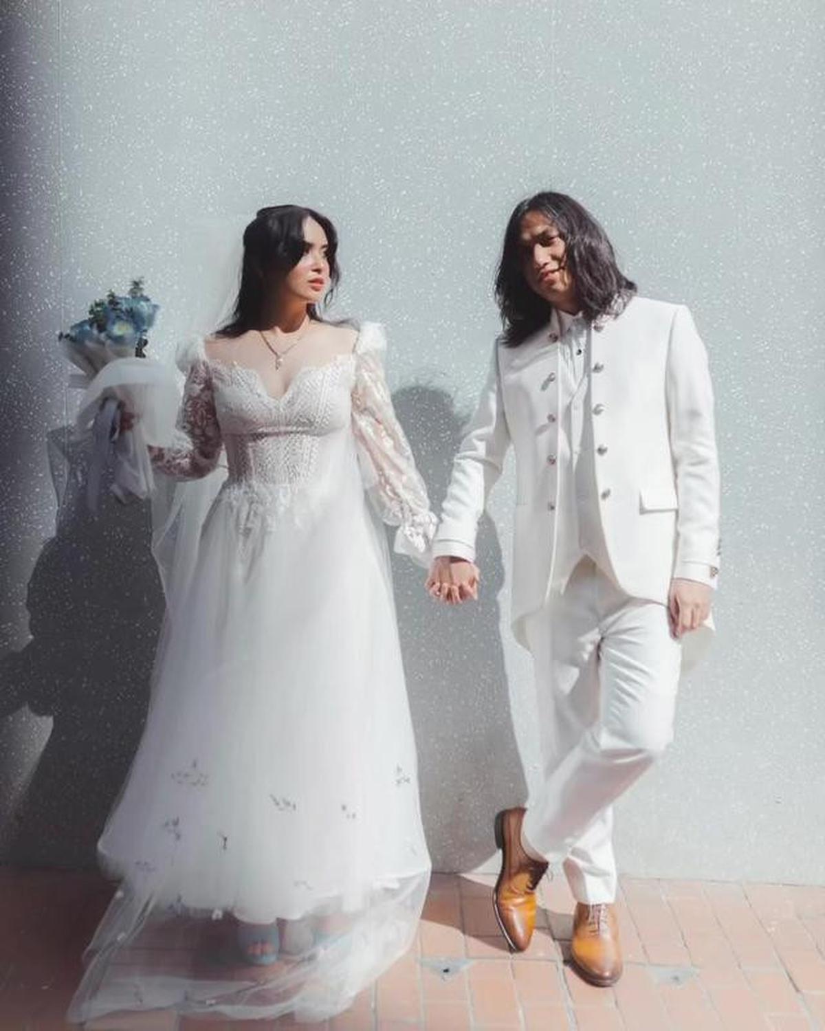 6 Potret Busana Nikah Ayushita dan Gerald Situmorang, Modern-Vintage Penuh Romansa