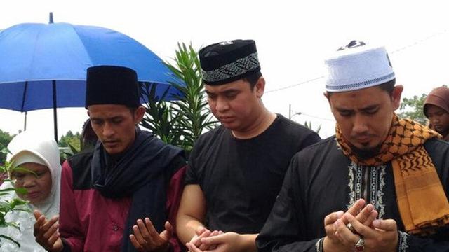 Billy Syahputra Ajak Anak Yatim Ziarah ke Makam Olga ...
