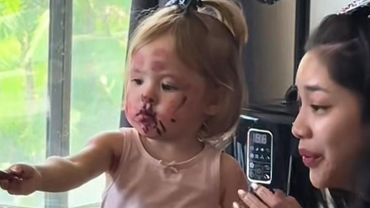 4 Potret Menggemaskan Baby Kamari Main Lipstik Jennifer Coppen, Wajahnya Penuh Coretan