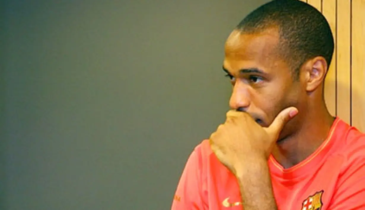 French Thierry Henry attends a press conference of a new signing Belarus international midfielder Alexander Hleb during his official presentation after signing with Barcelona on July 16, 2008 at the Nou Camp stadium. AFP PHOTO / JOSEP LAGO