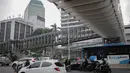 Masyarakat menggunakan sarana Jembatan Penyeberangan Orang (JPO) di Jalan Sudirman, Jakarta, Rabu (28/8/2019). Pemerintah Provinsi DKI Jakarta akan membangun 15 jembatan penyeberangan orang ( JPO) berkonsep modern atau futuristik pada 2020. (Liputan6.com/Faizal Fanani)