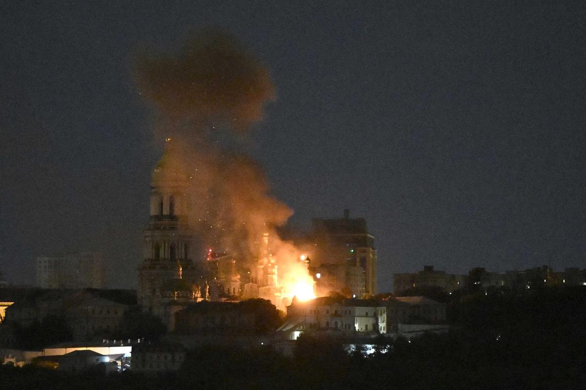 FOTO: Rudal Rusia Hantam Katedral Bersejarah di Kyiv Puluhan Warga Terluka