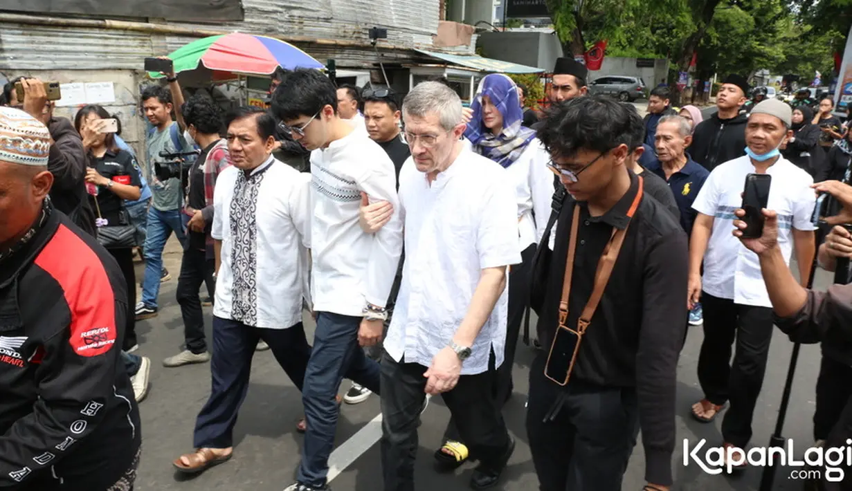 Siang hari ini, Senin (15/1) jenazah Hj. Siti Purwanti di makamkan di TPU Jeruk Purut, Jakarta. Luna tampak ikut mengantarkan saat jenazah akan di salatkan. [KapanLagi.com/Budy Santoso]