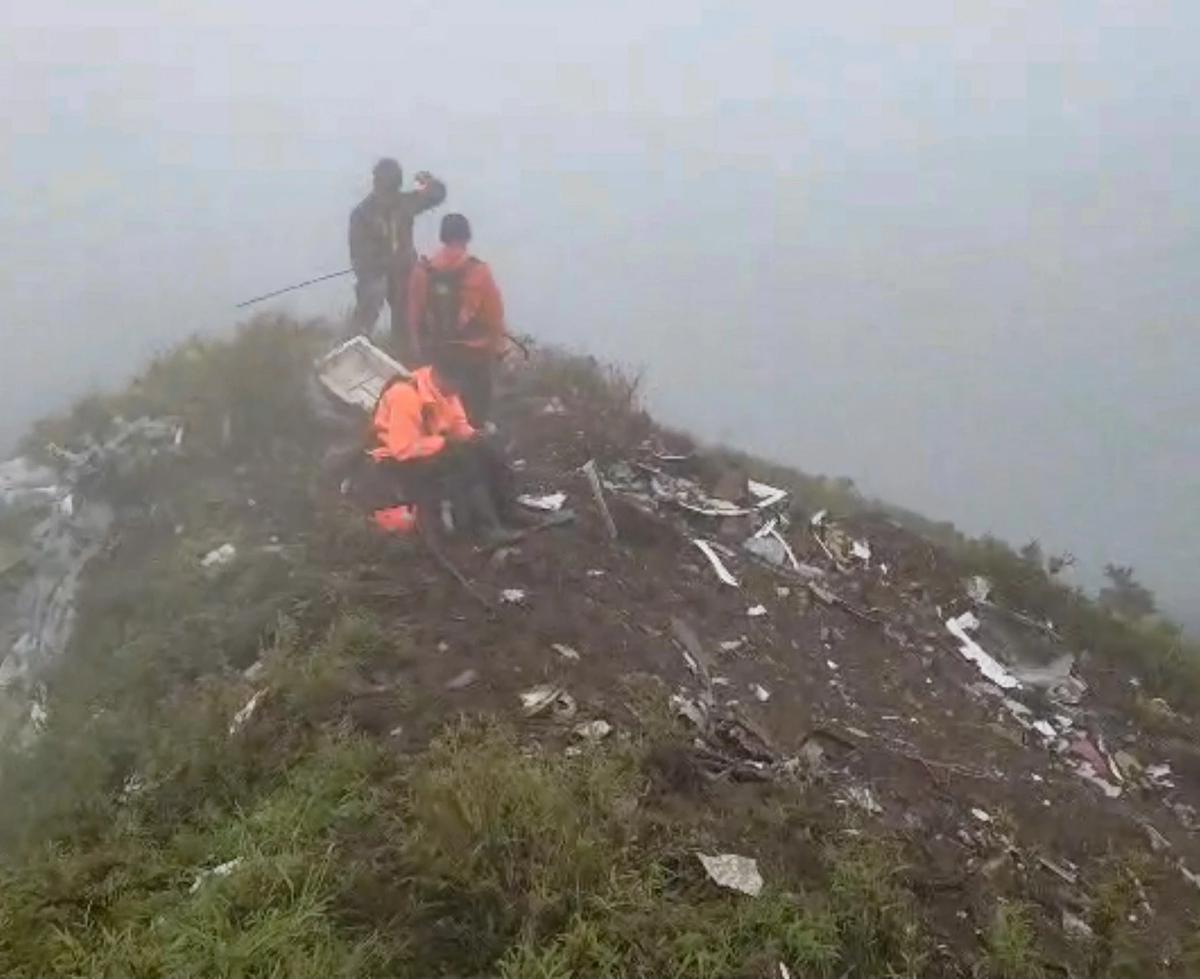 FOTO: Serpihan Besar Pesawat ATR 42-500 Ditemukan di Gunung Bulusaraung