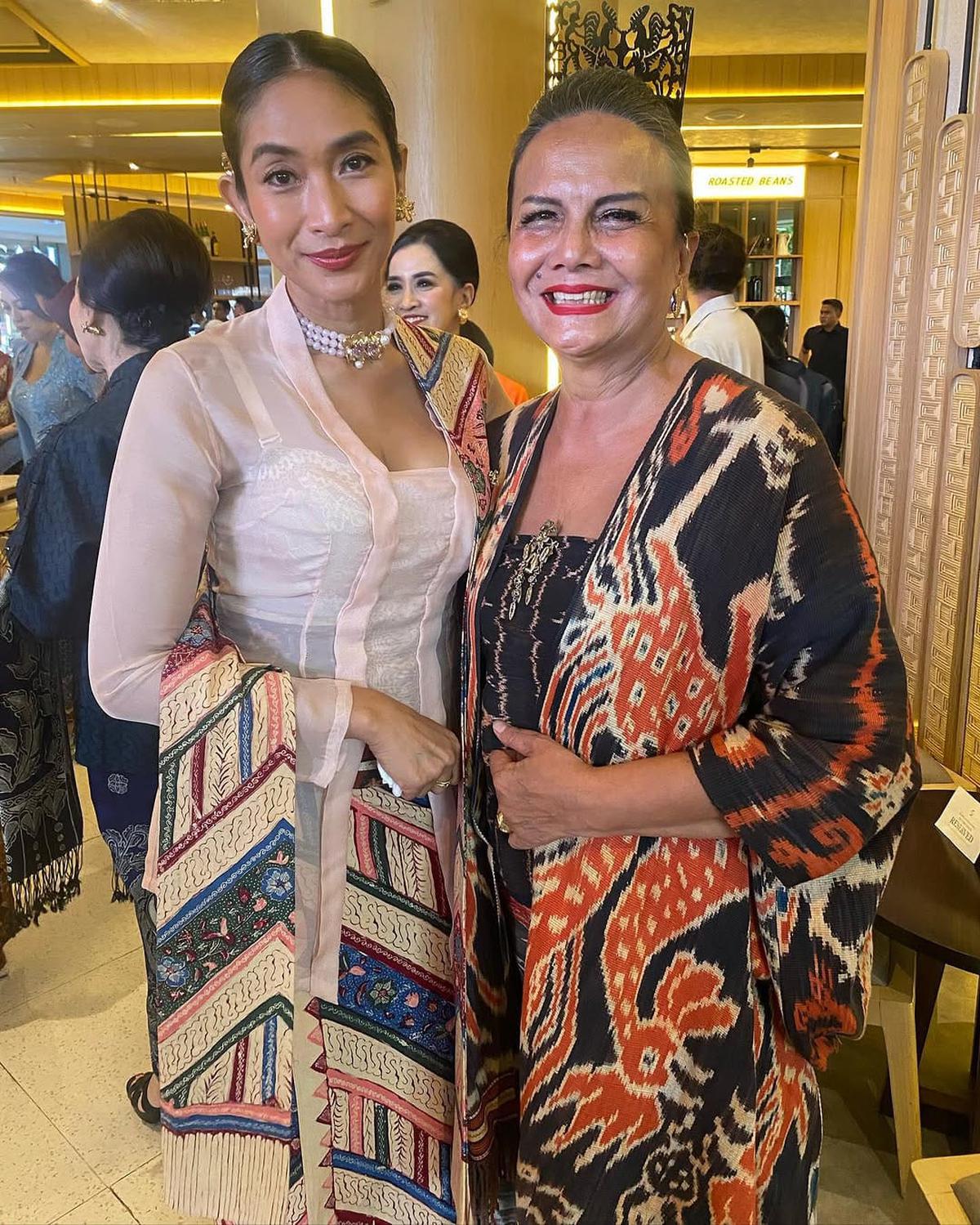 Model Batik Casual Hingga Resmi Ala Happy Salma, Bikin Tampilan Simple Tapi Memukau