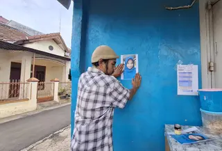 Ayah Mutiara menyebar foto putrinya yang hilang (Foto: Ardi Munthe/Liputan6.com)