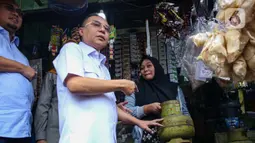 Sejumlah pimpinan DPR melakukan inspeksi mendadak untuk memastikan para pedagang pada warung eceran dapat kembali berjualan gas elpiji subsidi 3 kilogram. (Liputan6.com/Angga Yuniar)