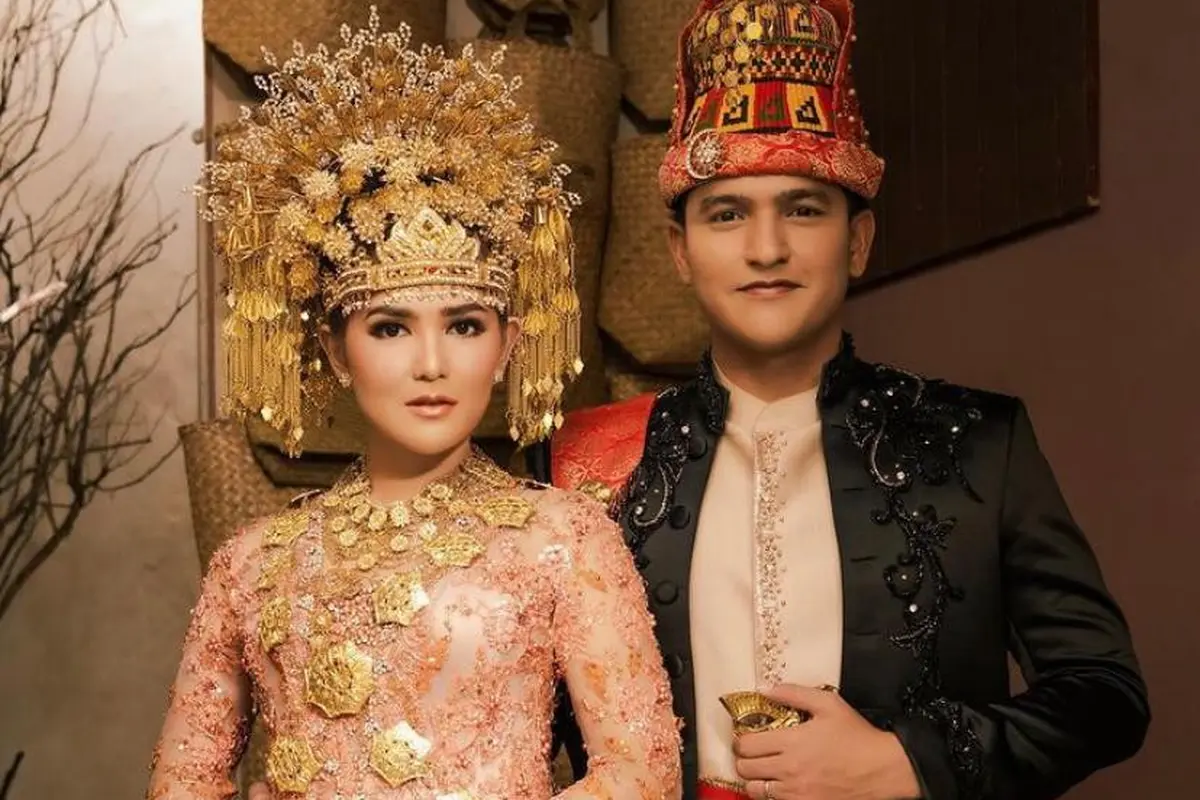 8 Potret Prewedding Masayu Clara dengan Ragam Busana Adat Tradisional, dari Sulawesi Selatan-Aceh