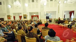 Presiden Jokowi memberikan pidato saat penandatangan nota kesepahaman (MoU) tentang Gerakan Nasional Penyelamatan SDA di Istana Negara, Jakarta, Kamis (19/3/2015). 29 Kementerian serta 12 pemprov menandatangani MoU tersebut. (Liputan6.com/Faizal Fanani)