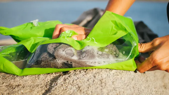 [Bintang] Tas Ini Bisa Jadi Mesin Cuci di Mana Saja, Traveler Kudu Punya!