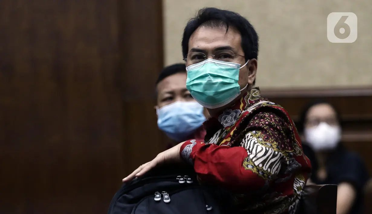 Mantan Wakil Ketua DPR Azis Syamsuddin bersiap mengikuti sidang lanjutan di Pengadilan Tipikor Jakarta, Kamis (23/12/2021). Azis Syamsuddin merupakan terdakwa dugaan suap penanganan perkara korupsi di Lampung Tengah. (Liputan6.com/Helmi Fithriansyah)