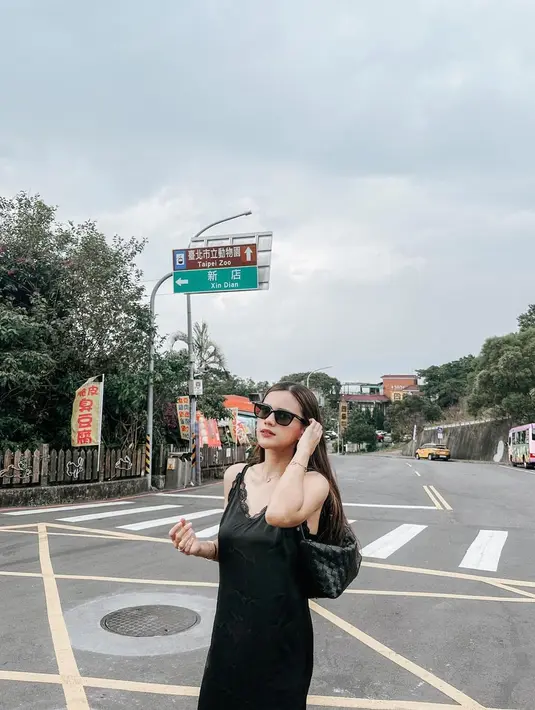 Pancarkan pesona hot mom, Audi Marissa tampil kece dengan dress renda berwarna hitam yang dipadukan dengan shoulder bag dan kacamata warna senada. [@audimarissa]